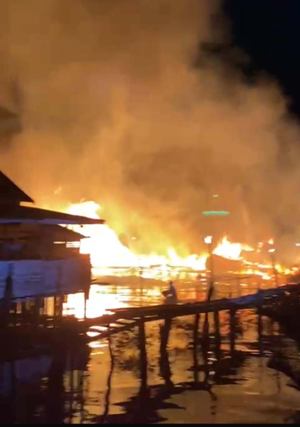 Kebakaran Hebat Melanda Parit 4 Kampung Nelayan Kuala Tungkal