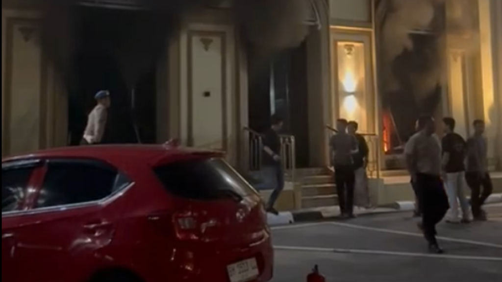 Kebakaran Melanda Mapolresta Jambi, Petugas Damkar Berusaha Kendalikan Api