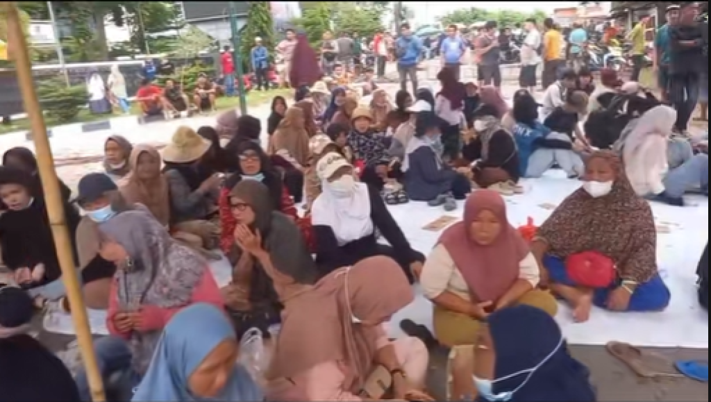 Blokade Jalan, Warga Jambi Demo Tolak Stockpile Batu Bara