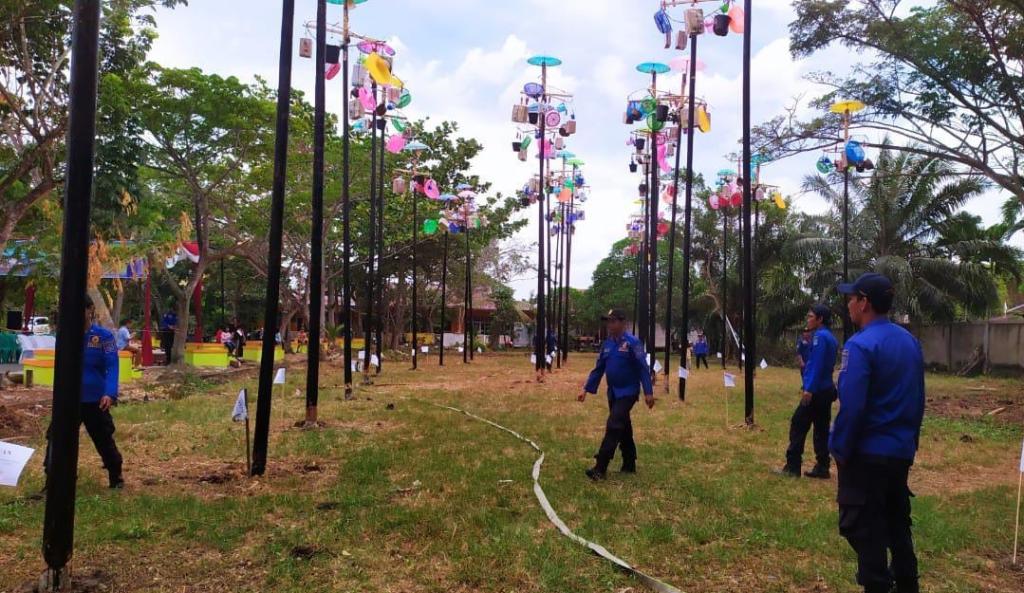 Merayakan HUT RI KE-79, Pihak DAMKAR Mengadakan Lomba Panjat Pinang