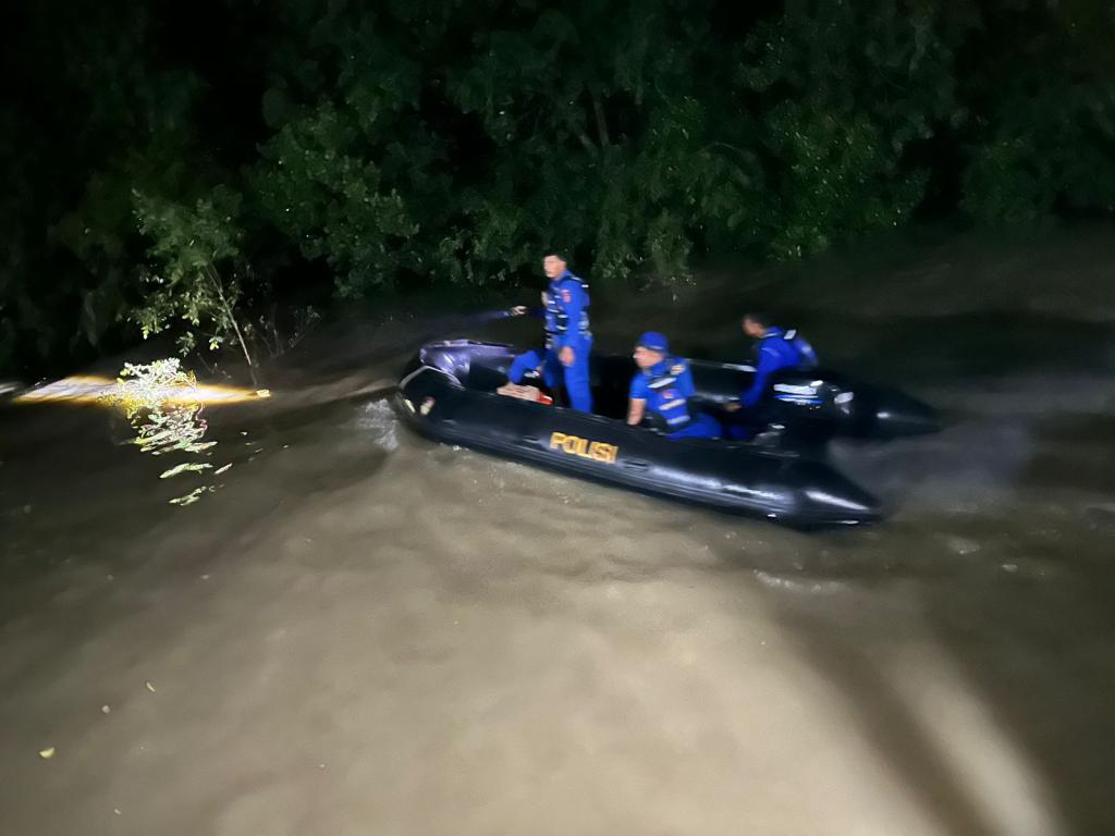 Seorang pemuda berusia 19 tahun hilang setelah terseret arus saat berenang di Sungai Pengabuan.