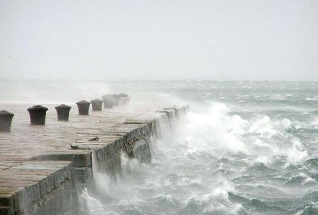 Gelombang Tinggi Landa Perairan Pesisir Jambi, Nelayan Diimbau Waspada