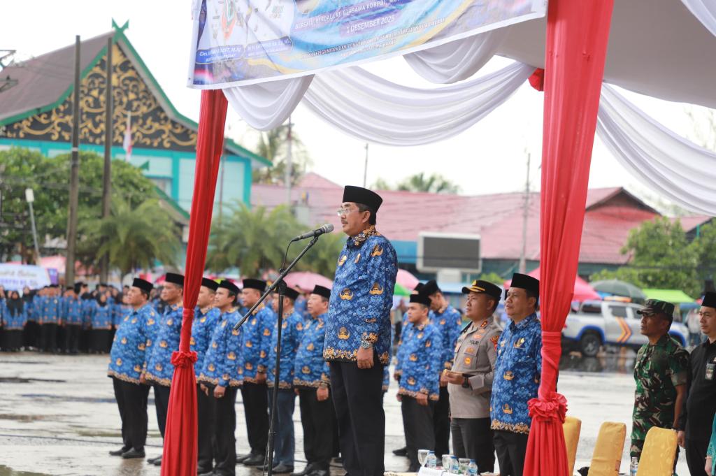 HUT KORPRI ke-54 di Kuala Tungkal: Bupati Tanjab Barat Serahkan 2.375 SK PPPK Paruh Waktu