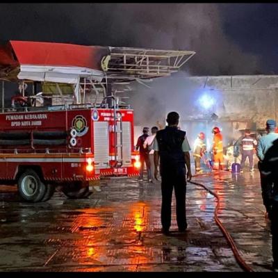 KEBAKARAN HEBAT LANDA SPBU SIMPANG KAWAT JAMBI, SATU MOBIL HANGUS TERBAKAR