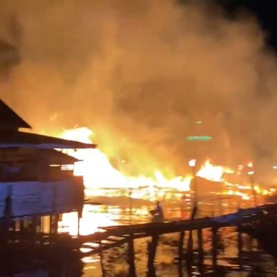 Kebakaran Hebat Melanda Parit 4 Kampung Nelayan Kuala Tungkal