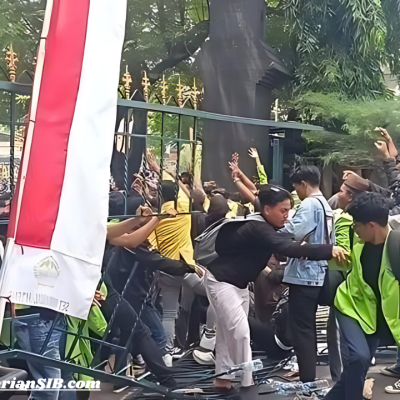 Mahasiswa dan Alumni Serbu Gedung DPR, Tuntut Demokrasi Dijalankan Sesuai Keputusan MK
