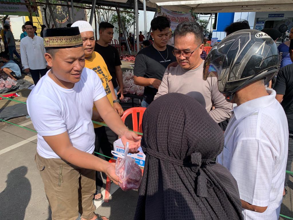 Tebar Daging, Rajut Silaturahmi: Polres Tanjab Barat Rayakan Idul Adha Penuh Cinta
