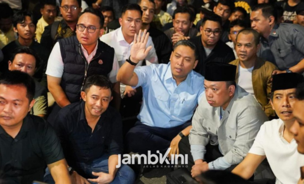 Diskusi Pejabat Negara di UGM Ricuh, Mahasiswa Geruduk Panggung dan Bentangkan Spanduk Protes