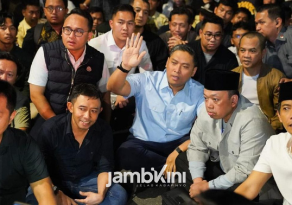 Diskusi Pejabat Negara di UGM Ricuh, Mahasiswa Geruduk Panggung dan Bentangkan Spanduk Protes