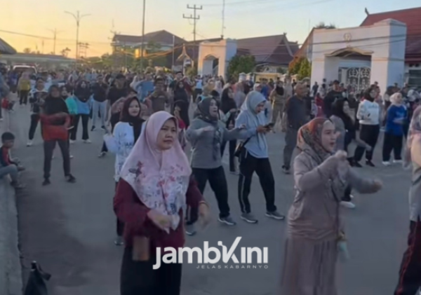 Ribuan Warga Meriahkan Nobar Piala Dunia 2026 di Alun-Alun Kuala Tungkal