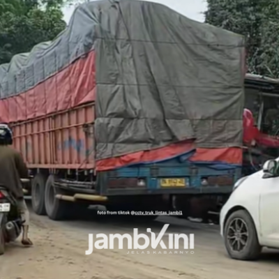 Bus Ohana Tabrakan dengan Truk Box di Sengeti, Jalur Jambi–Pekanbaru Macet Panjang