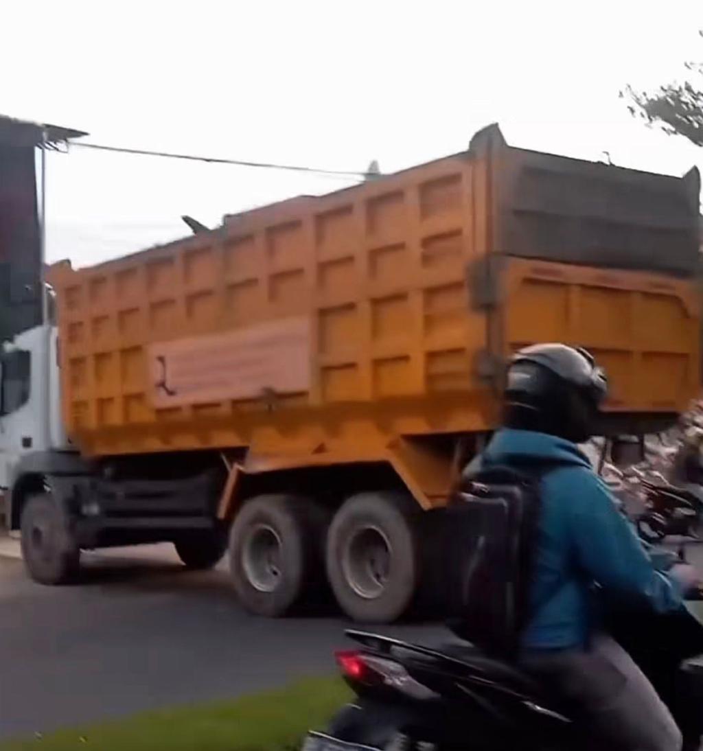 Sampah Menumpuk di TPS Depan Mitra Bangunan Pattimura, Jalan Sempat Ditutup